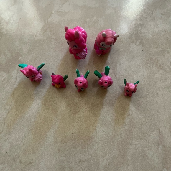 Hatchimals CollEGGtibles Rainbow Cation Llama Family Pink and Green - Picture 3 of 5